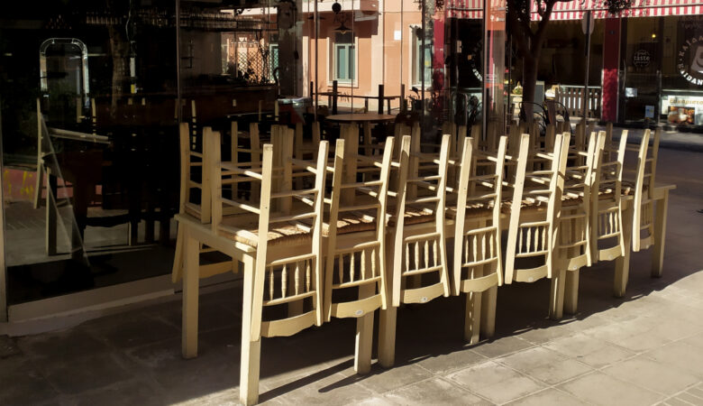 «Σεισμός» στο Twitter για την εστίαση χωρίς μουσική: Καρέκλες και τραπέζια θα έχει ή να φέρουμε από το σπίτι;