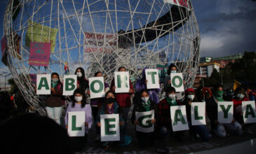 Μισό βήμα μπροστά από τον Ισημερινό: Αποποινικοποιήθηκαν οι αμβλώσεις σε περίπτωση βιασμού