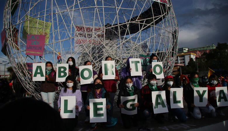 Μισό βήμα μπροστά από τον Ισημερινό: Αποποινικοποιήθηκαν οι αμβλώσεις σε περίπτωση βιασμού