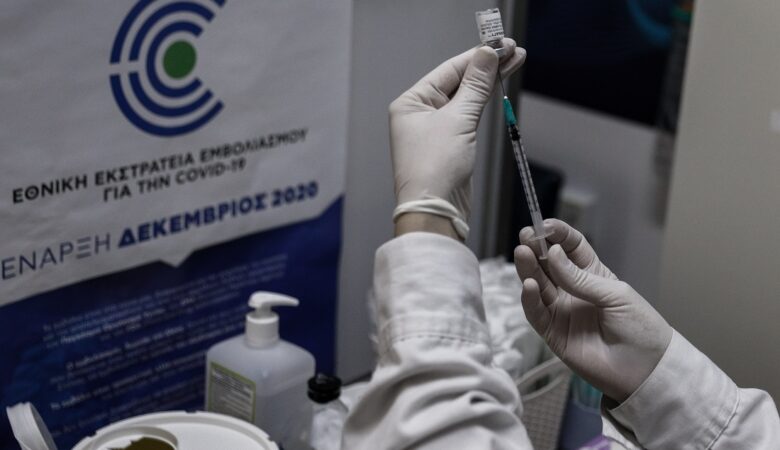 «Γαλάζια Ελευθερία»: Σε δύο φάσεις οι εμβολιασμοί για τους 18-29 – Πότε ξεκινούν