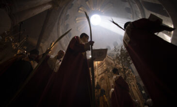 Η τελετή αφής του Αγίου Φωτός από τον Πανάγιο Τάφο στα Ιεροσόλυμα