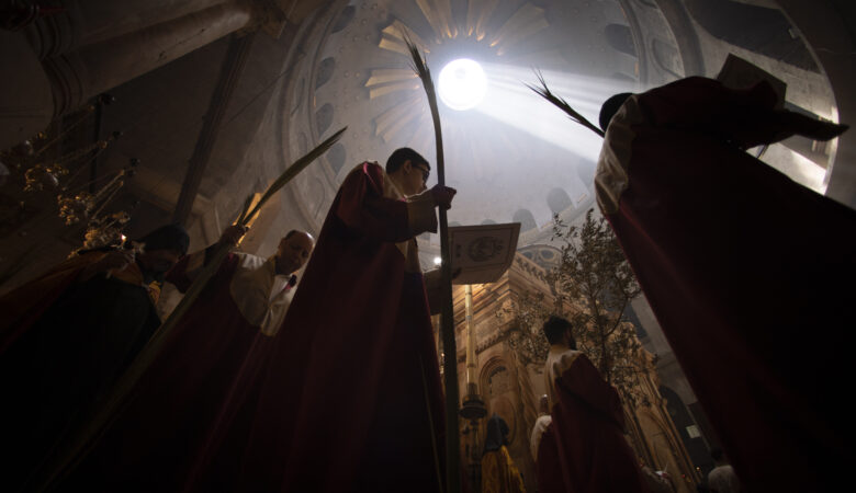 Η τελετή αφής του Αγίου Φωτός από τον Πανάγιο Τάφο στα Ιεροσόλυμα