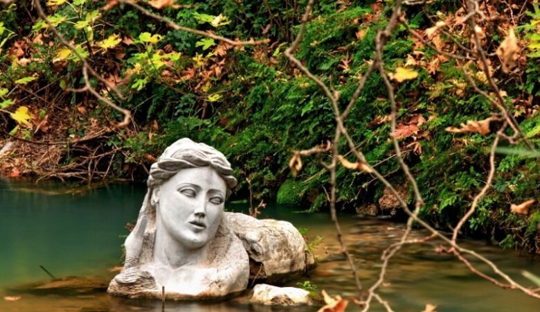 Το άγνωστο άγαλμα της γυναίκας που ξεπροβάλλει μέσα από τα νερά ενός ελληνικού ποταμού