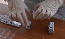 Κορονοϊός: Ανεμβολίαστοι αστυνομικοί έκαναν ψεύτικα rapid test σε φαρμακείο στη Καστοριά