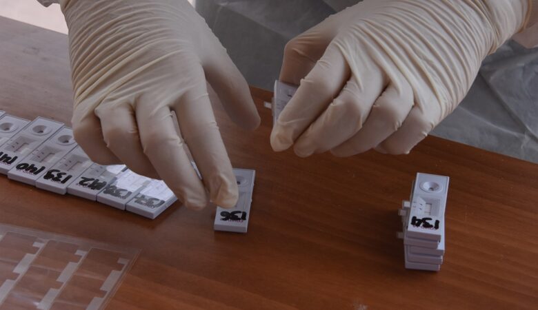 Κορονοϊός: Ανεμβολίαστοι αστυνομικοί έκαναν ψεύτικα rapid test σε φαρμακείο στη Καστοριά