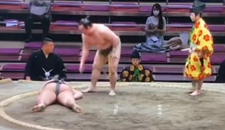 «Έσβησε» αθλητής του σούμο μετά από τραυματισμό σε αγώνα – Το σοκαριστικό βίντεο του ατυχήματος