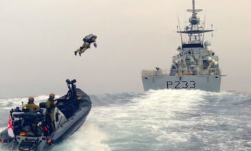 Βρετανία: Το πολεμικό ναυτικό σε άσκηση με στολές α λά «Iron Man» – Δείτε το βίντεο