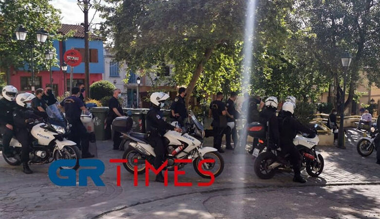 Επέμβαση για αποτροπή συνωστισμού στη Θεσσαλονίκη – Βίντεο και εικόνες από την πλατεία Καλλιθέας