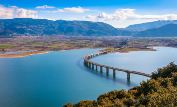 Η Υψηλή Γέφυρα της Ελλάδας που περνάει πάνω από λίμνη