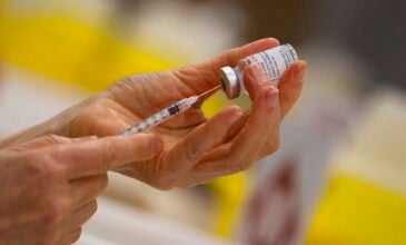 Moderna: Σε 2-6 εβδομάδες τα στοιχεία για την αποτελεσματικότητα των εμβολίων για την Όμικρον