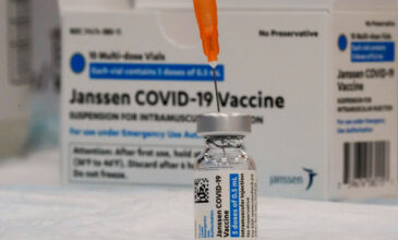 Κορονοϊός: Οι Aμερικανοί συστήνουν η δεύτερη δόση του εμβολίου της J&J να δίνεται δύο μήνες μετά την πρώτη