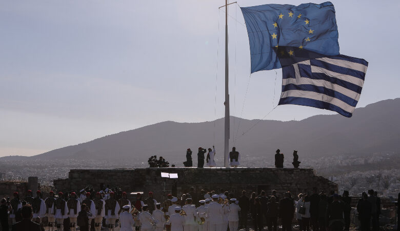 Ημέρα της Ευρώπης: Υψώθηκαν στην Ακρόπολη οι σημαίες Ελλάδας και ΕΕ