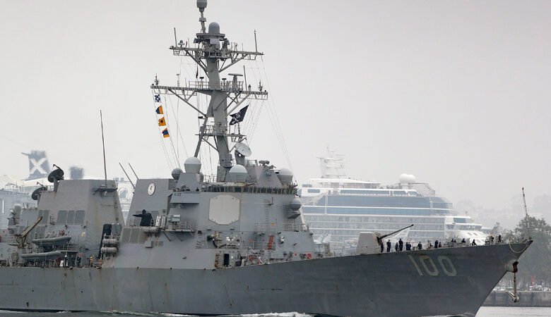 Προειδοποιητικά πυρά αμερικανικού πολεμικού πλοίου κατά ιρανικών σκαφών