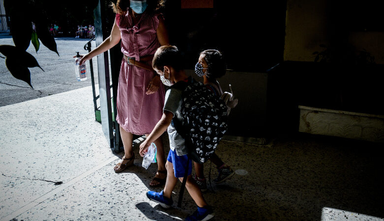 Σοκαριστική καταγγελία στο Αίγιο: Καταδικασμένος για παιδοφιλία κυκλοφορεί μέσα σε δημοτικό σχολείο