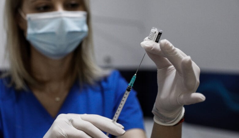 Εμβολιασμοί: Κλείστηκαν μέσα σε μια ημέρα 56.000 νέα ραντεβού – Κικίλιας: Ισχυρή γραμμή άμυνας μέχρι τέλος καλοκαιριού