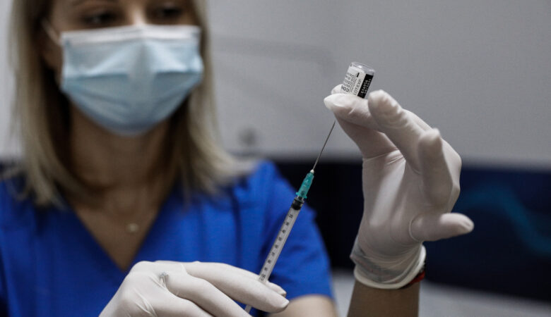 Εμβόλιο – Γεωργαντάς: Ποιοι θεωρούνται ανεμβολίαστοι χωρίς την τρίτη δόση