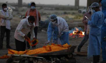 ΠΟΥ: Ανησυχητική η ινδική παραλλαγή του κορονοϊού – Δεκάδες πτώματα ξεβράστηκαν στον Γάγγη
