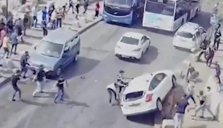 Σοκαριστικό βίντεο: Αυτοκίνητο Ισραηλινού έπεσε πάνω σε Παλαιστινίους – Σφοδρές συγκρούσεις