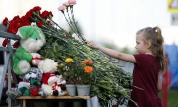 Φόρος τιμής από τους Ρώσους στα θύματα σε σχολείο του Καζάν