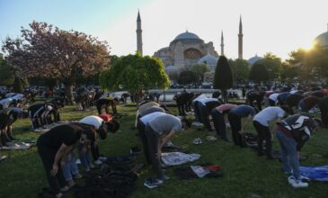 Χιλιάδες μουσουλμάνοι προσευχήθηκαν στην Αγιά Σοφιά για το Μπαϊράμι