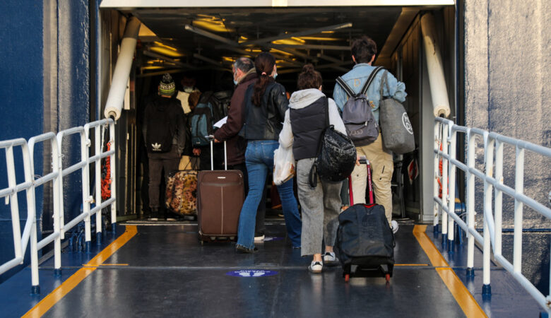 Εκπτώσεις σε ακτοπλοϊκά και αεροπορικά εισιτήρια για τη μετάβαση αναπληρωτών εκπαιδευτικών στην περιοχή τοποθέτησής τους