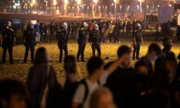 Επέμβαση της αστυνομίας στη Βαρκελώνη για να διαλύσει τεράστιο κορονοπάρτι