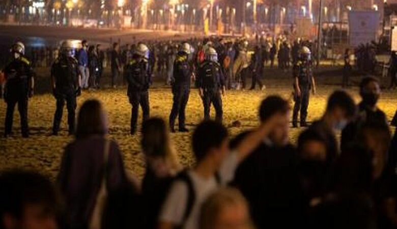 Επέμβαση της αστυνομίας στη Βαρκελώνη για να διαλύσει τεράστιο κορονοπάρτι