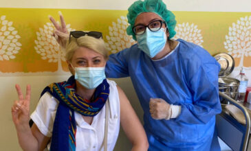 Με το AstraZeneca εμβολιάστηκε η Σία Κοσιώνη – «Στα… καπάκια κι εγώ!»