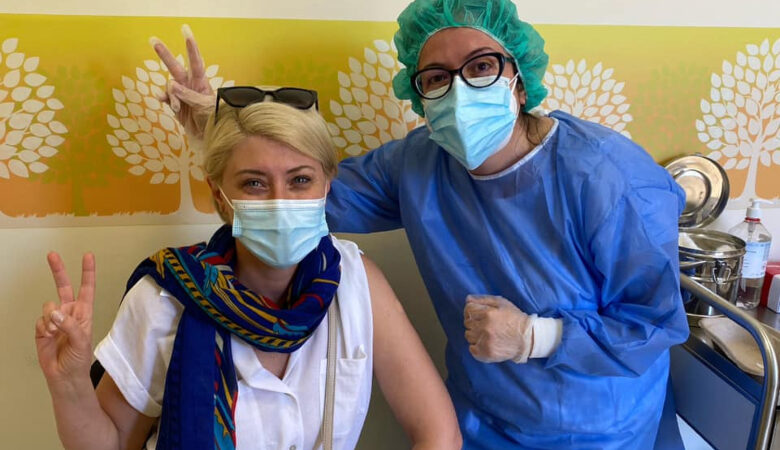 Με το AstraZeneca εμβολιάστηκε η Σία Κοσιώνη – «Στα… καπάκια κι εγώ!»