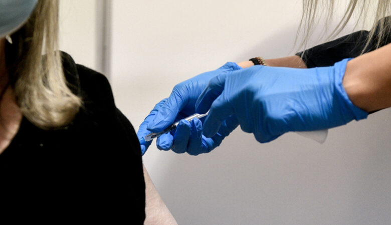 Κορονοϊός: Έρευνα για πλαστά πιστοποιητικά από εμβολιαστικό κέντρο της Πάτρας