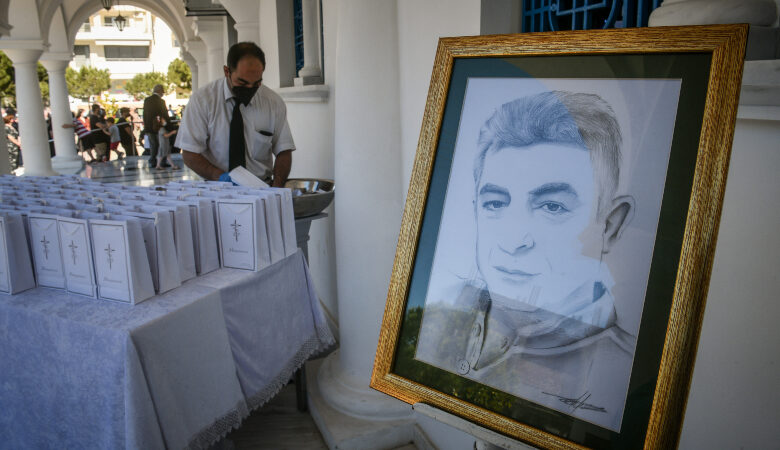 Γιώργος Καραϊβάζ: Συγκλονίζει η μητέρα του – «Κάθε μέρα του κάνω παρέα στον τάφο του»