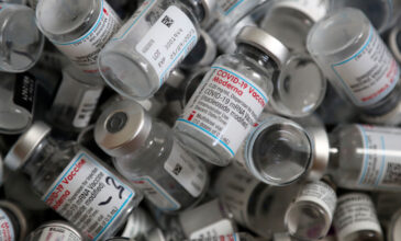 Ανοίγουν 420.000 νέα ραντεβού με τα εμβόλια Pfizer, Moderna, Johnson & Johnson