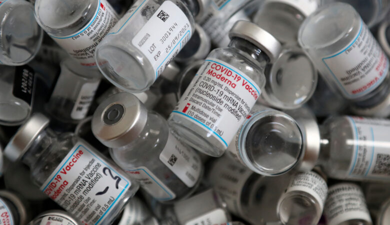 Moderna: Στα «σκαριά» μονοδοσικό εμβόλιο για τρίτη δόση κορονοϊού – Ποια άλλη ασθένεια θα «χτυπά»