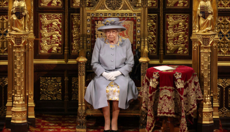 Γιατί η βασίλισσα Ελισάβετ δεν κρατάει ποτέ κινητό