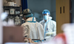 Ανεμβολίαστοι νοσηλευτές: Με δυο τεστ την εβδομάδα και μάσκα υψηλής προστασίας η επιστροφή τους στα νοσοκομεία
