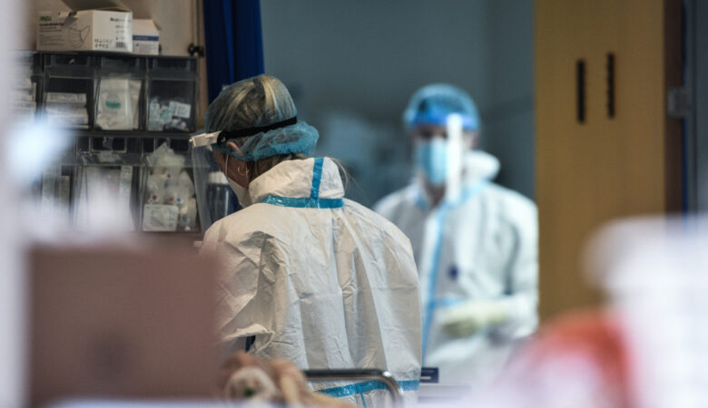 Ανεμβολίαστοι νοσηλευτές: Με δυο τεστ την εβδομάδα και μάσκα υψηλής προστασίας η επιστροφή τους στα νοσοκομεία