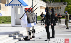 Εύζωνες με ποντιακή στολή στο Μνημείο του Αγνώστου Στρατιώτη για τα 102 χρόνια από τη Γενοκτονία των Ποντίων