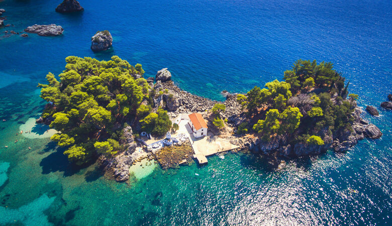 Το ελληνικό νησάκι που έχει πάνω του μόνο μία εκκλησία