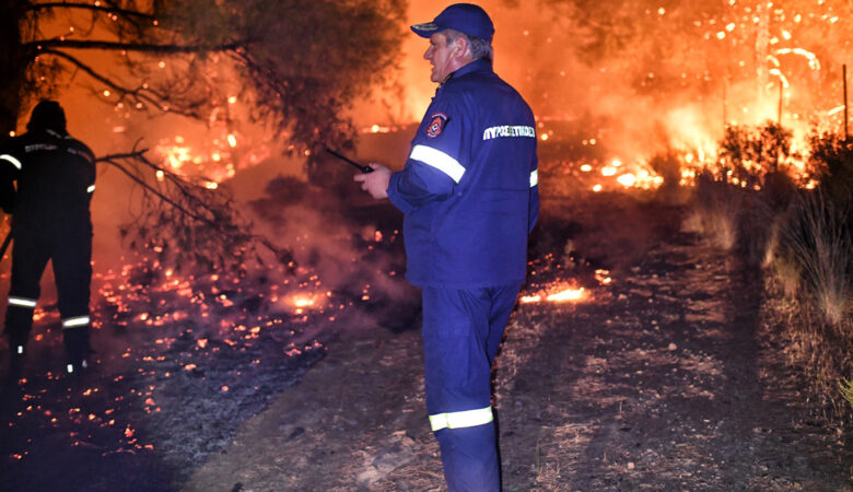 Υπό μερικό έλεγχο η πυρκαγιά στην Ύδρα – Καλύτερη η κατάσταση στη φωτιά της Χίου