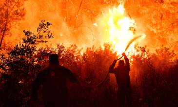 Δύσκολη νύχτα στον Σχίνο Λουτρακίου: Η φωτιά κατευθύνεται προς τα Γεράνεια Όρη – Δείτε τις εικόνες