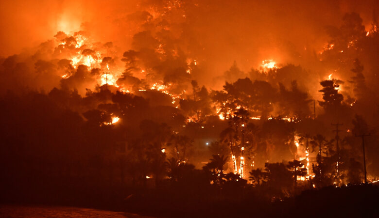 Φωτιά στην Αρκαδία: Μαίνεται ανεξέλεγκτη η πυρκαγιά στη Γορτυνία – Καίγονται παρθένα δάση
