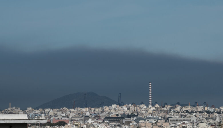 Φωτιά στον Σχίνο Κορινθίας: Οι καπνοί σκέπασαν την Αττική – Δείτε τις εικόνες