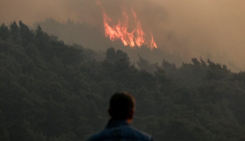Μαίνεται ανεξέλεγκτη για δεύτερη νύχτα η φωτιά που ξέσπασε στο Σχίνο Κορινθίας