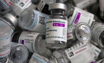 Eμβολιασμός με AstraZeneca: Πρώτη δόση για τους άνω των 60 ετών – Δεύτερη δόση για όσους δεν είχαν σοβαρές παρενέργειες