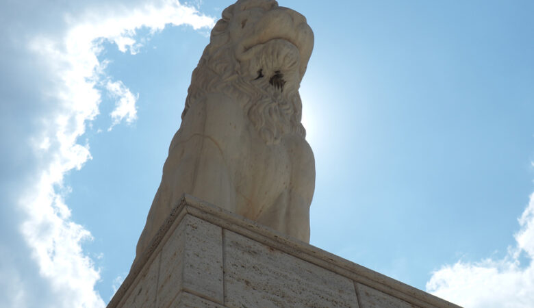 Το λιοντάρι του Πειραιά και οι θρύλοι που το συνοδεύουν