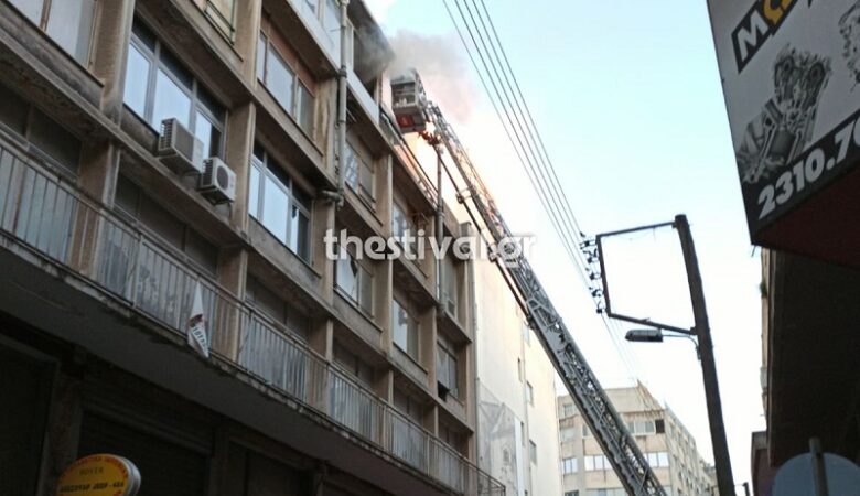Θρίλερ με πέντε εγκλωβισμένους σε φλεγόμενο διαμέρισμα στη Θεσσαλονίκη