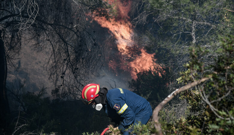 Πυρκαγιά σε εξέλιξη στην περιοχή των Καλυβίων