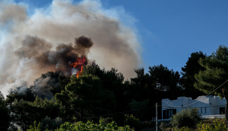 Μυτιλήνη: Φωτιά από βραχυκύκλωμα σε αποθήκη αναλώσιμων υλικών απείλησε στρατιωτική μονάδα