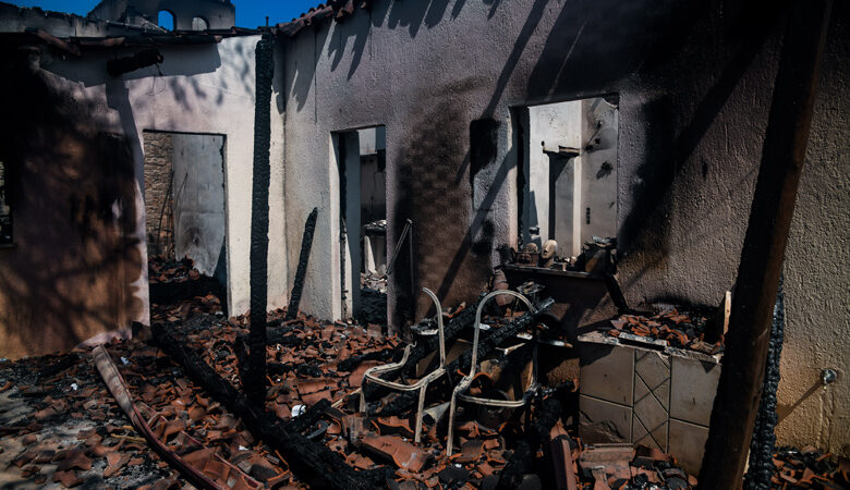 Φωτιά στον Σχίνο: Εικόνα ύφεσης στο μέτωπο, «μάχη» με τις διάσπαρτες εστίες