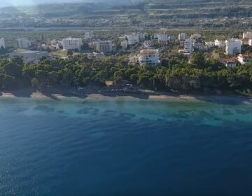 Η κρυστάλλινη παραλία δίπλα στην Αθήνα που ενέπνευσε τον Άγγελο Σικελιανό